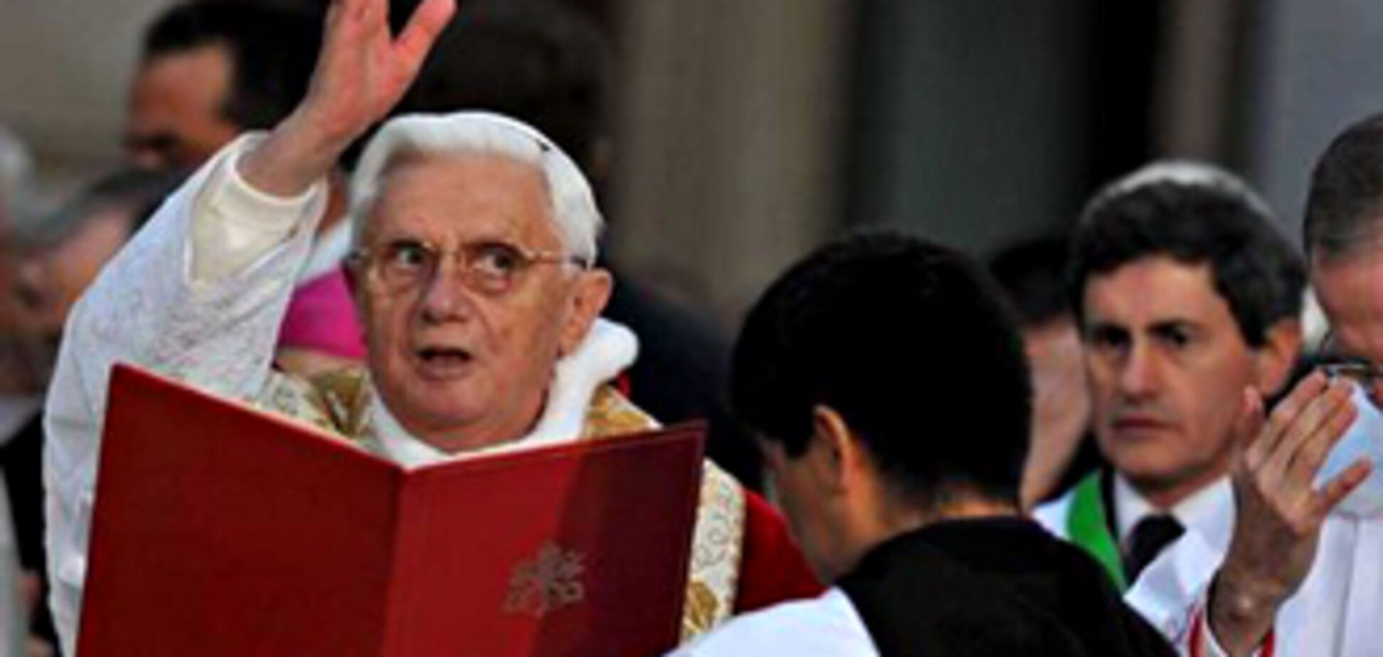 Папу Римского прооперировали