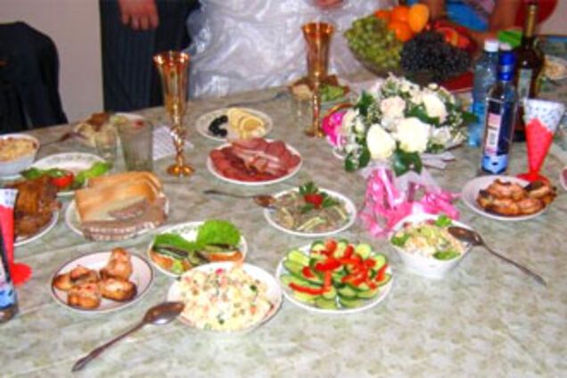 25 человек после свадьбы слегли с сальмонеллезом