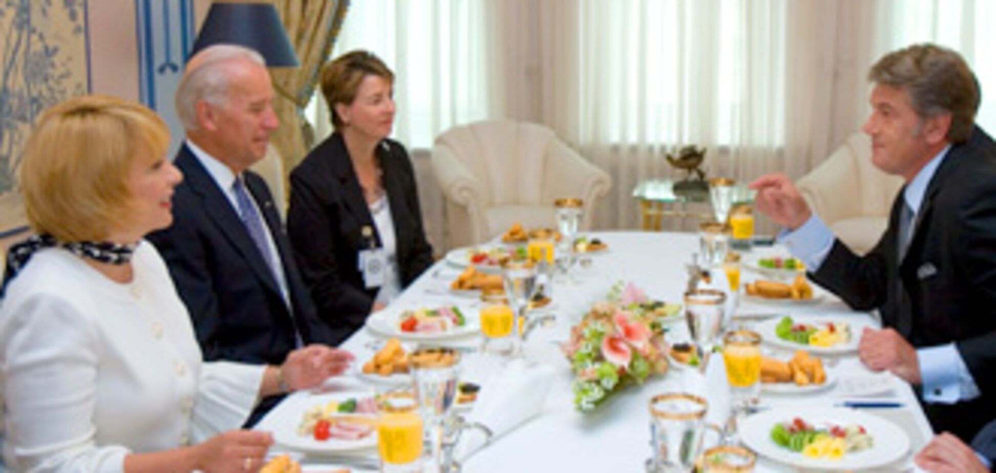 Ющенко и посланец Обамы работают за завтраком