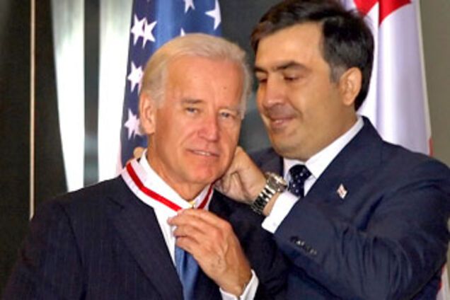 Саакашвили умоляет США поскорее прислать оружие