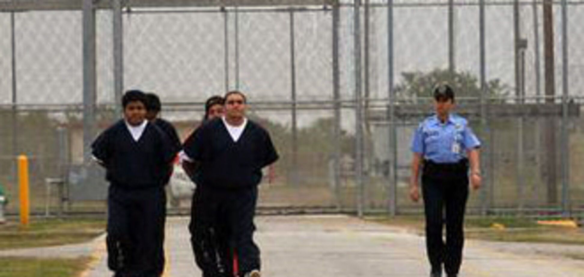 Заключенные сбежали из тюрьмы на вертолете