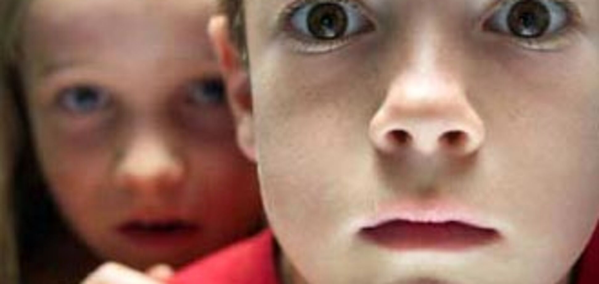 Трех детей держали в ванной гостиницы целый год