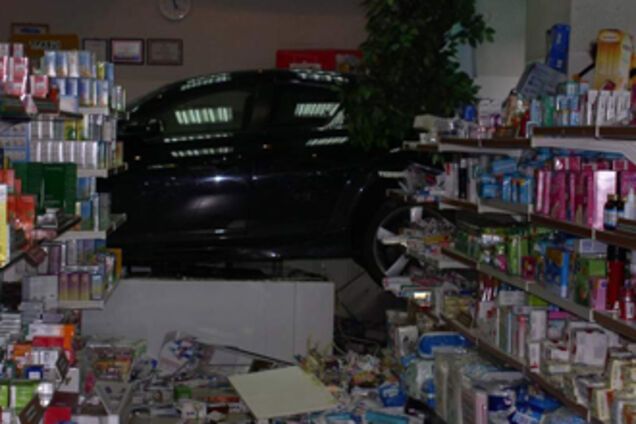 Девушка на 'Мазде' буквально влетела в окно аптеки