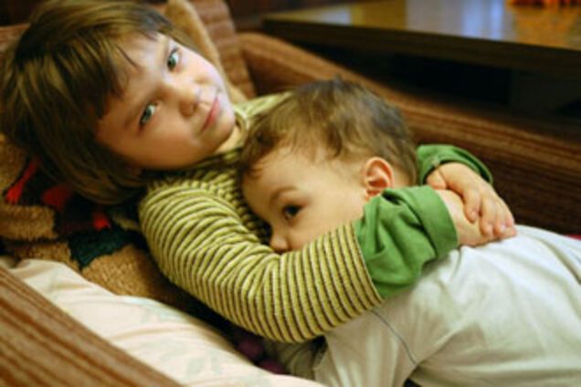 4-летний ребенок выстрелил в свою сестру