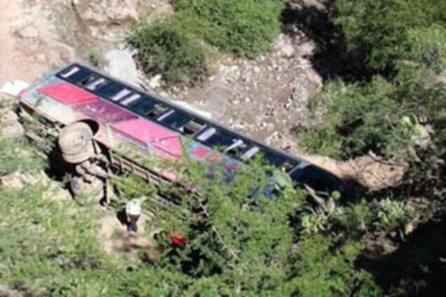 С обрыва сорвался автобус, 21 человек погиб