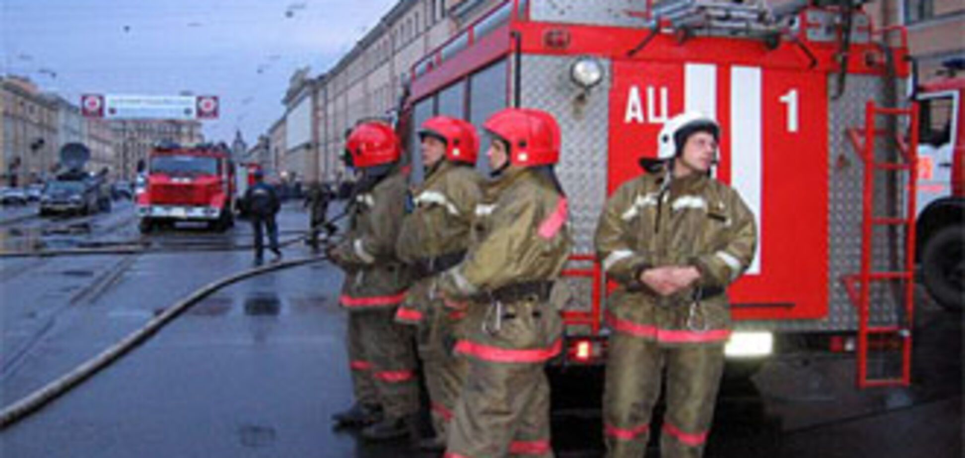 Более 30 человек заблокированы в горящей столичной высотке