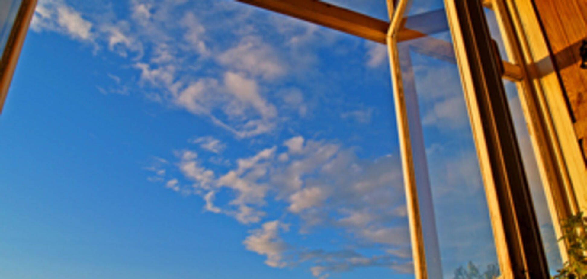 В Симферополе из окна 9-го этажа выпал ребенок