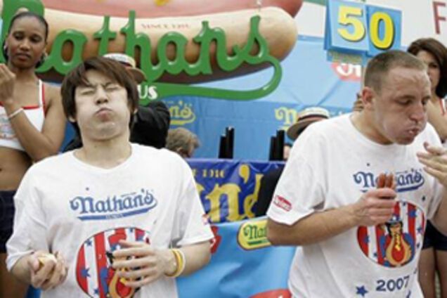 Установлен новый мировой рекорд по поеданию хот-догов