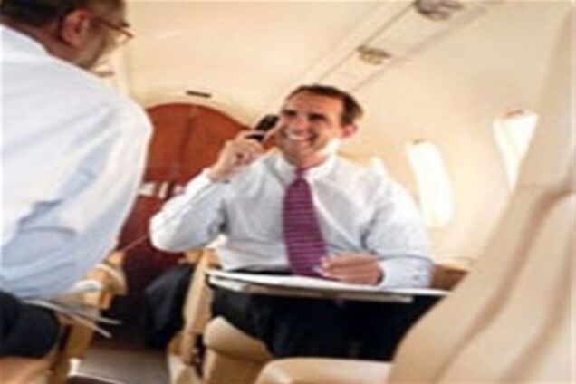 Кабмин разрешил пользоваться мобильной связью в самолетах