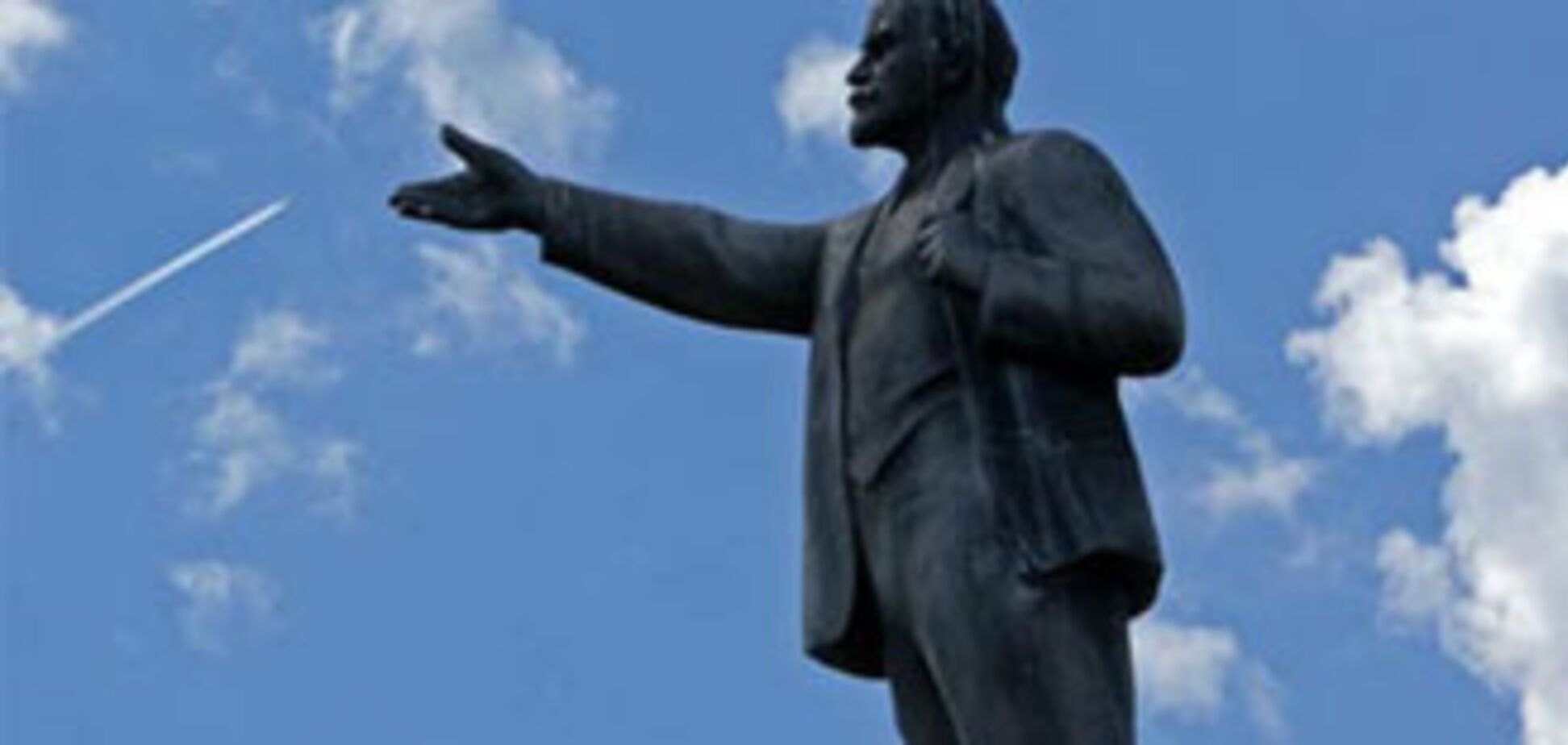 Парень разбился насмерть, спрыгнув с памятника Ленину