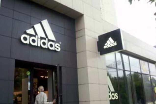 Adidas закрывает магазины в Украине