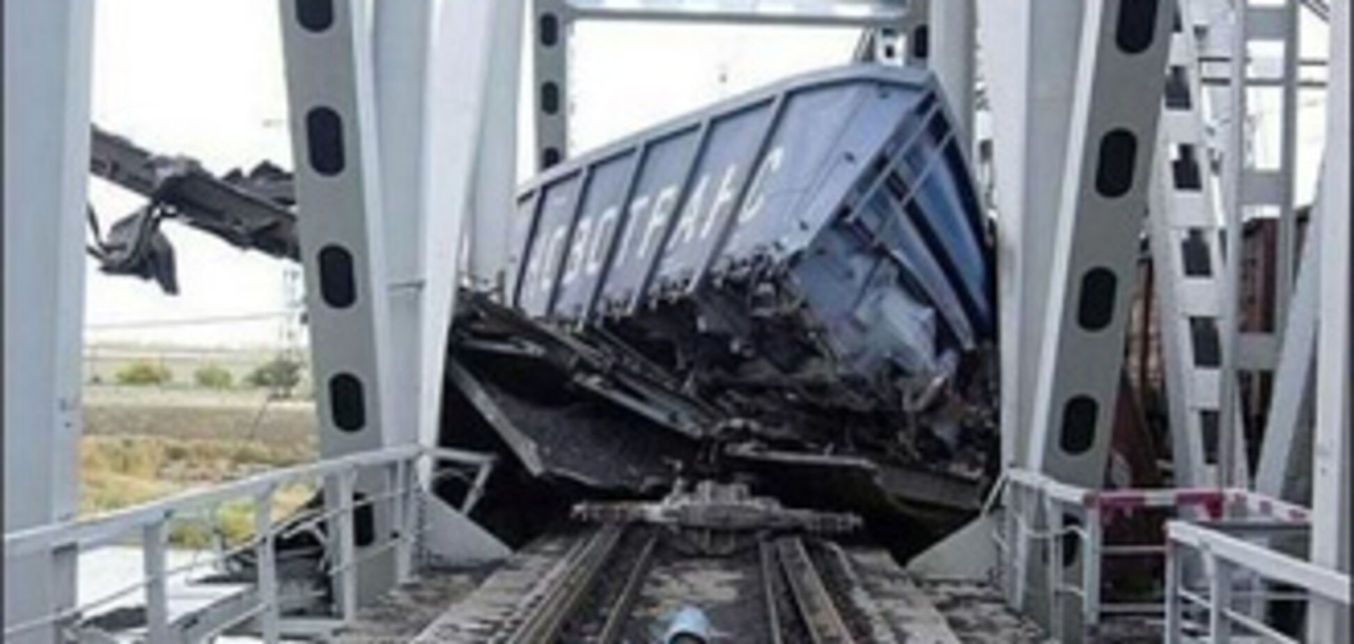 Поезд врезался в автобус с пассажирами, погибли 11 человек