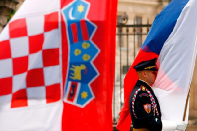 Чехия выслала 2 российских дипломатов, Россия возмущена