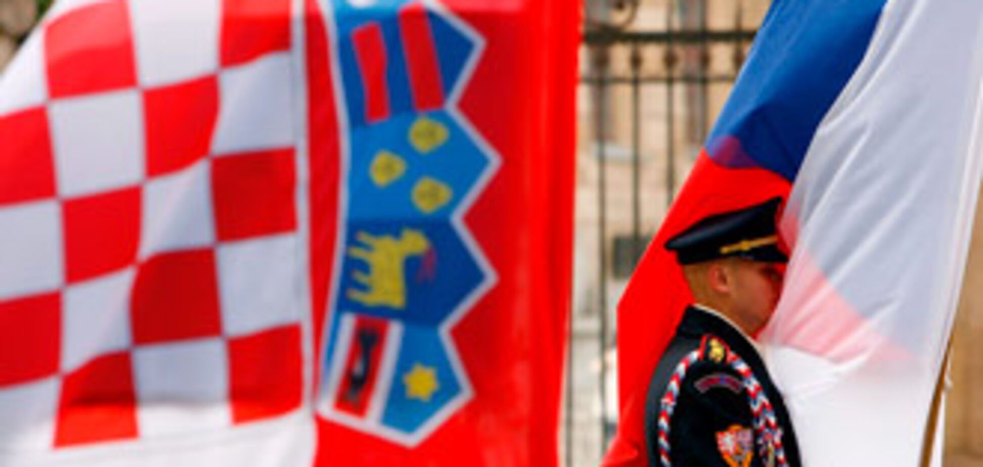 Чехия выслала 2 российских дипломатов, Россия возмущена