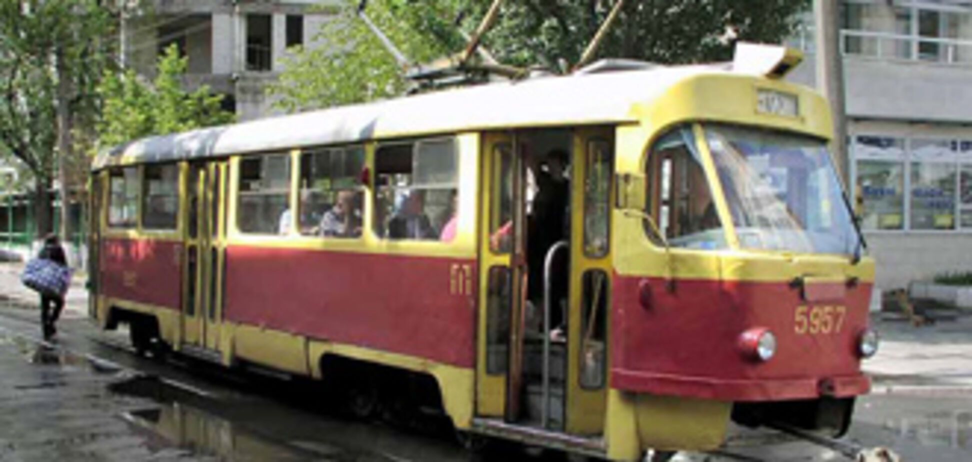 Вантажівка зіткнулася з трамваєм, 7 осіб травмовано