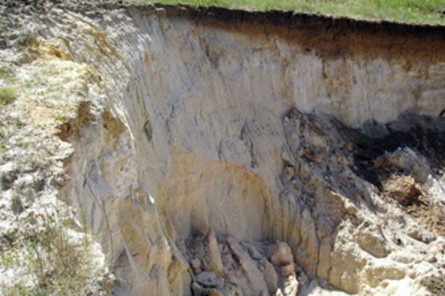 Трое детей погибли в глиняном карьере на Одесщине