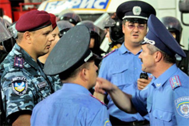 Під час пікету біля Укрпромбанку міліція напала на журналістку