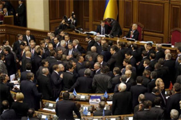 Регионалы опять обещают блокировать Раду за зарплату