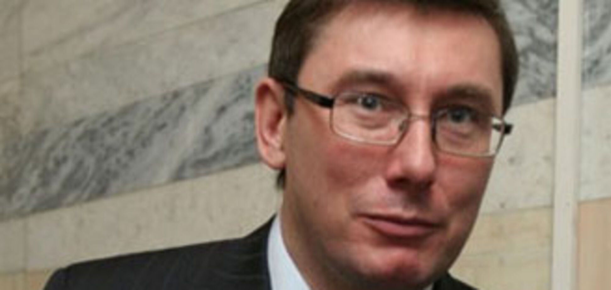 Луценко присвоїв собі лаври рятівника гривні