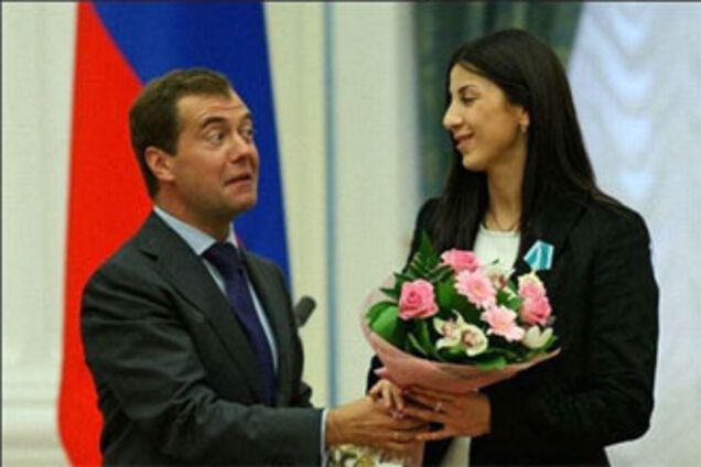 Російський президент болісно реагує на жінок (ФОТО)