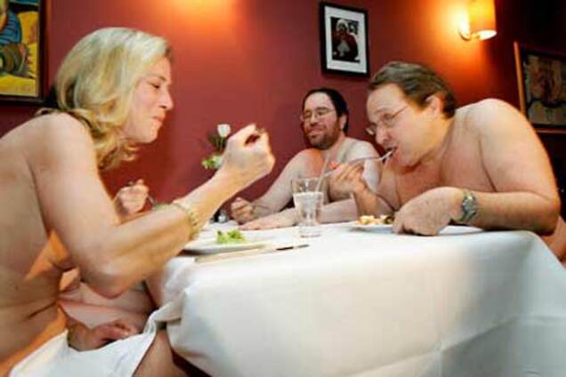 Открылся первый ресторан для нудистов