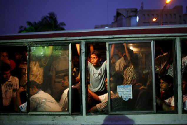 Переполненный автобус упал в пропасть, 25 человек погибли