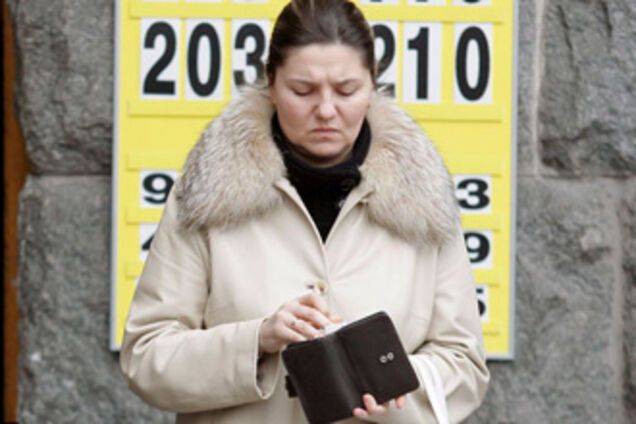 НБУ: украинцы купили долларов на 800 млн больше, чем продали