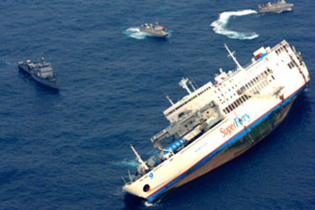 Паром с 900 пассажирами на борту ушел под воду (ФОТО)
