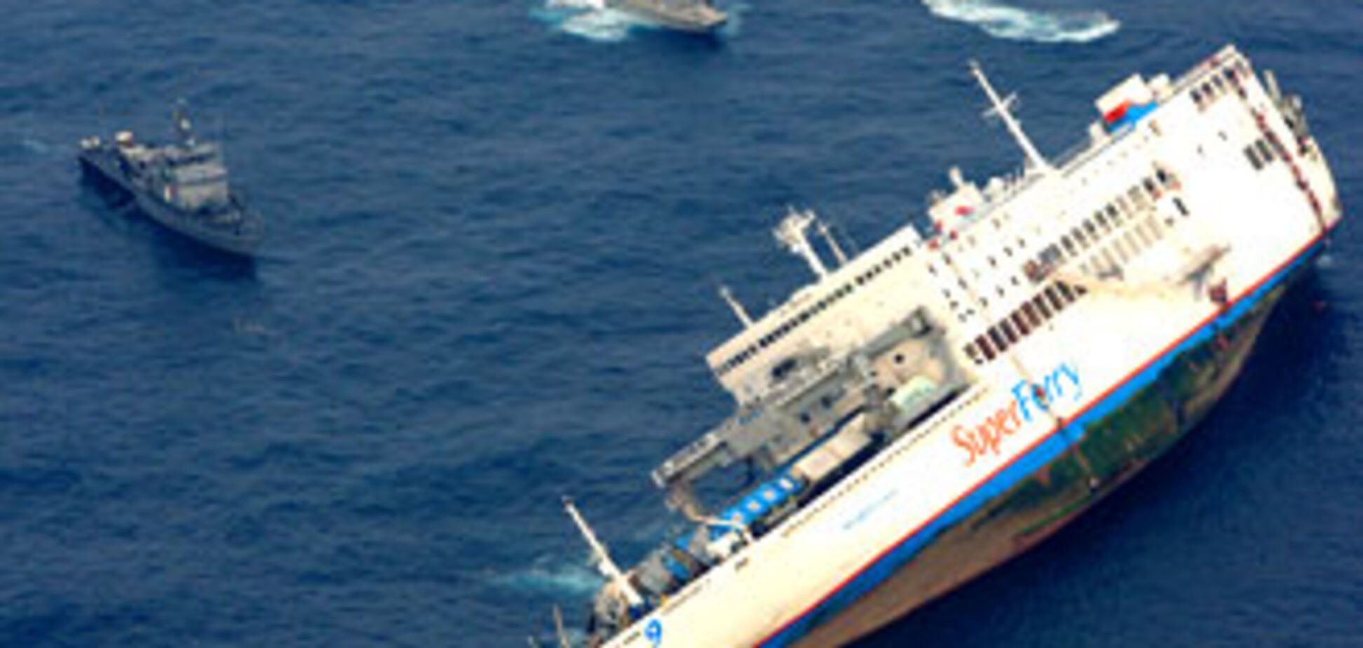 Паром с 900 пассажирами на борту ушел под воду (ФОТО)