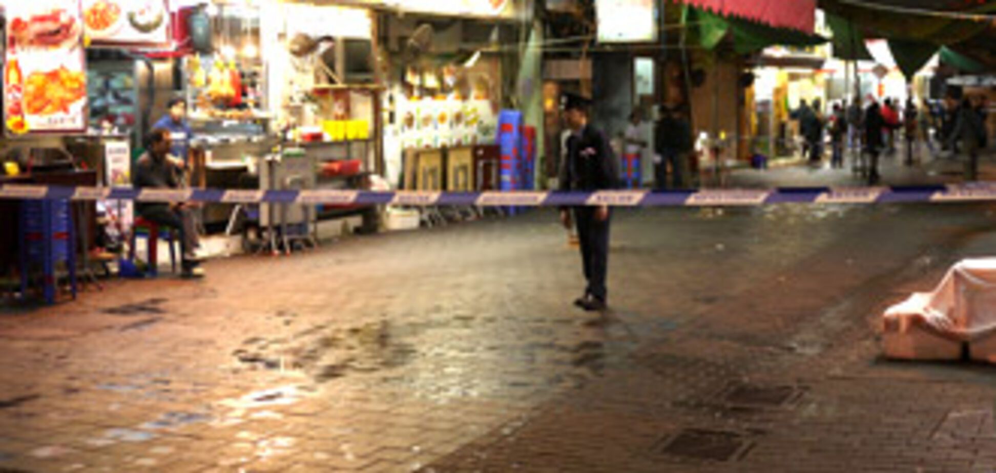 В Гонконге 30 человек облили кислотой