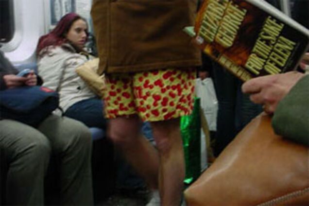 В Америке стало модно ездить в метро без штанов