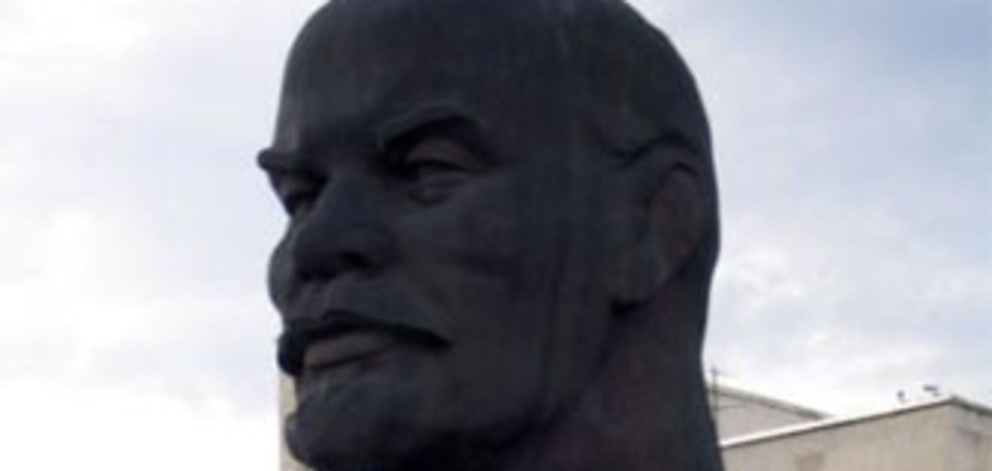В Чернигове памятник Ленину раскрасили желто-синим