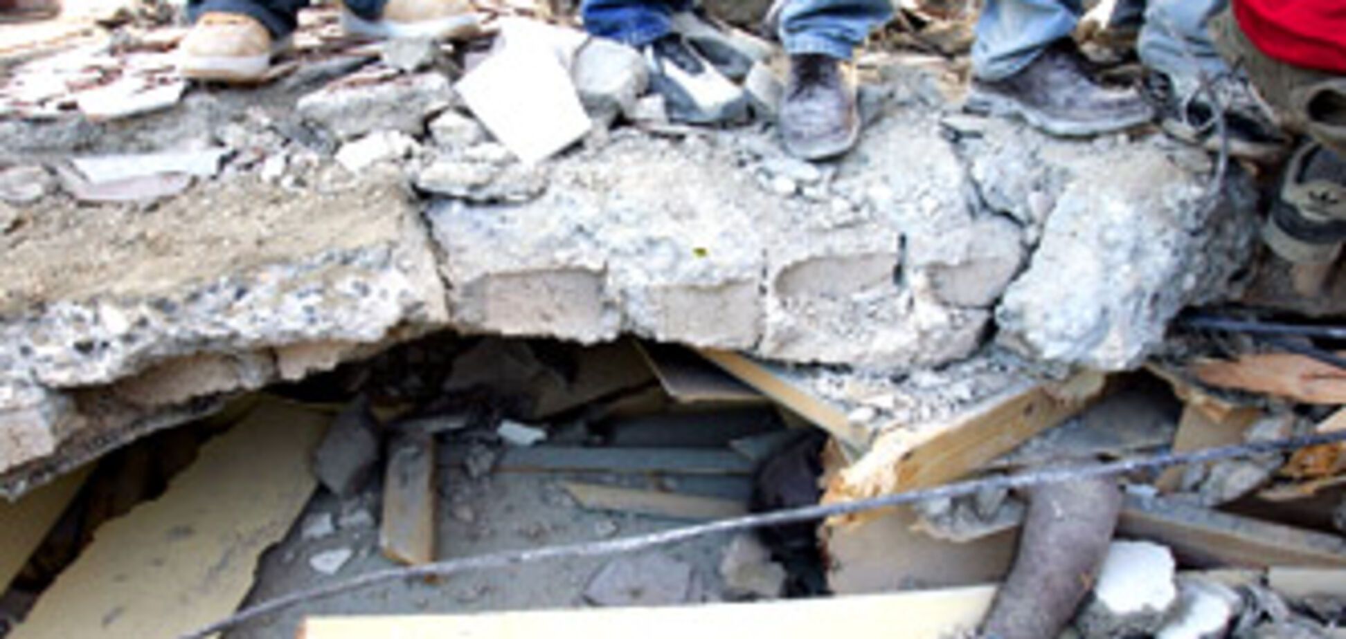 Тысячи людей заживо погребены под завалами на Гаити (ФОТО)