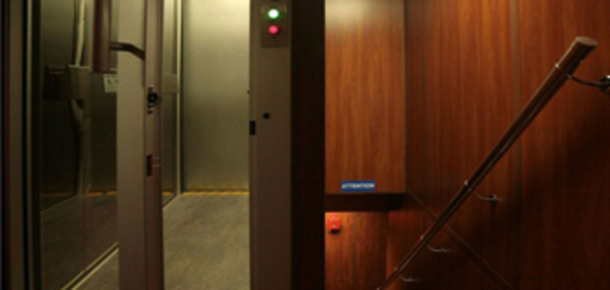 Несчастная женщина застряла в лифте на 8 суток
