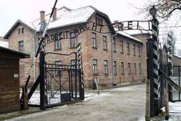 Охоронця Освенцима звільнили за крадіжку таблички