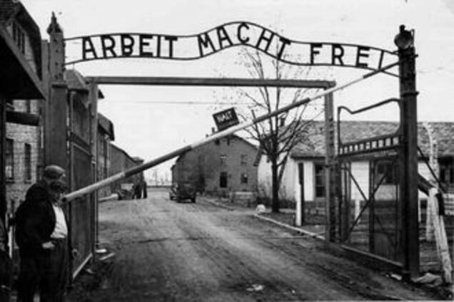 Табличка 'Arbeit Macht Frei' вернулась на ворота Освенцима