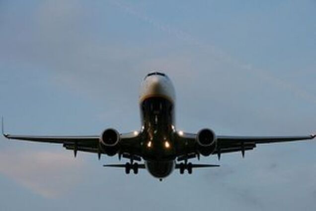 Самолет с 93 пассажирами упал в море