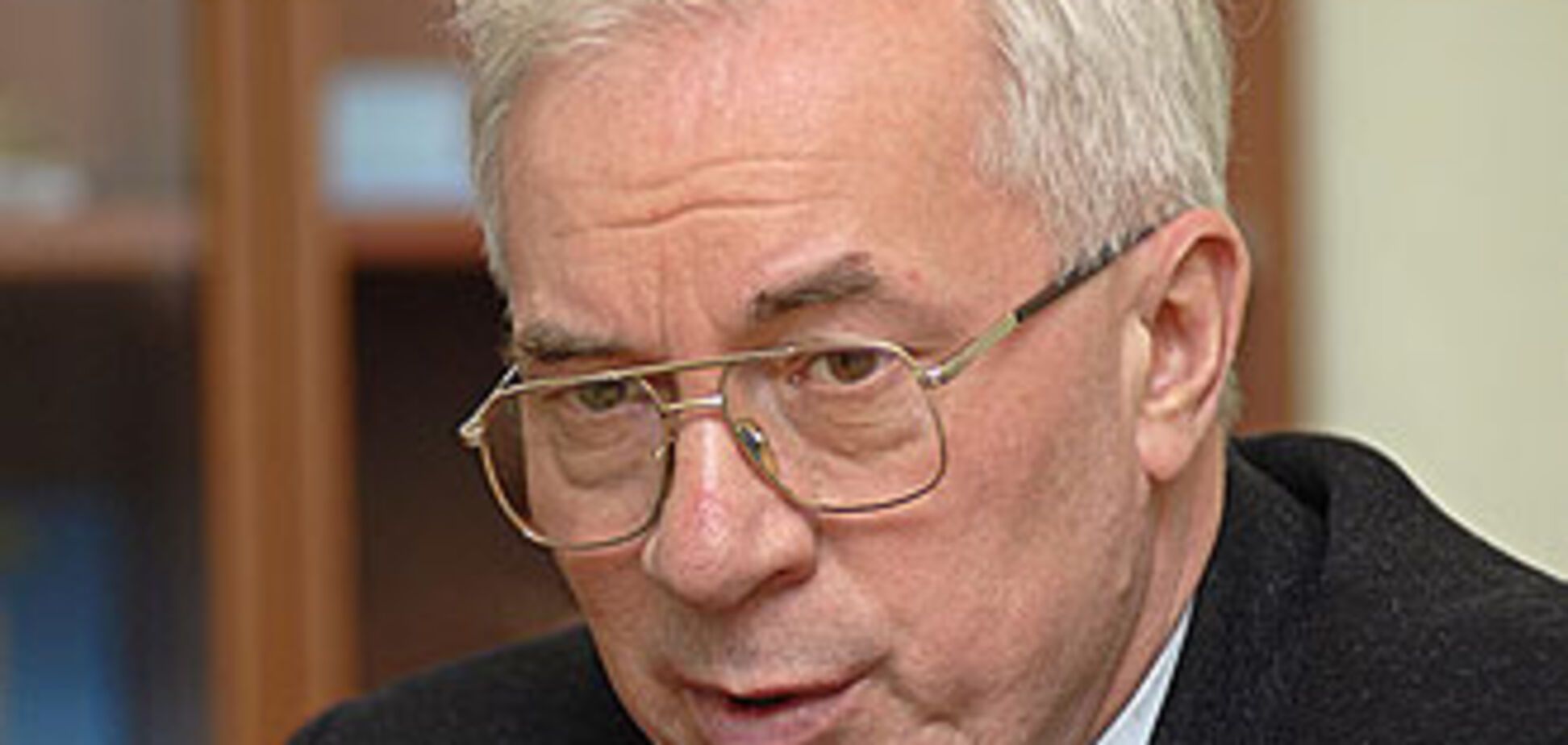 Азаров заявляет — Янукович отдаст должность премьера ему