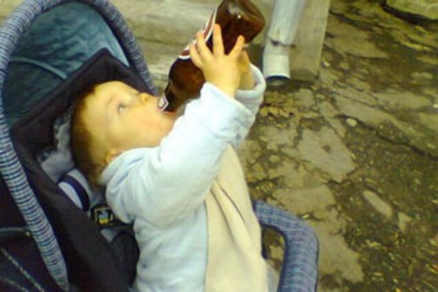 Заботливые родители спаивают детей