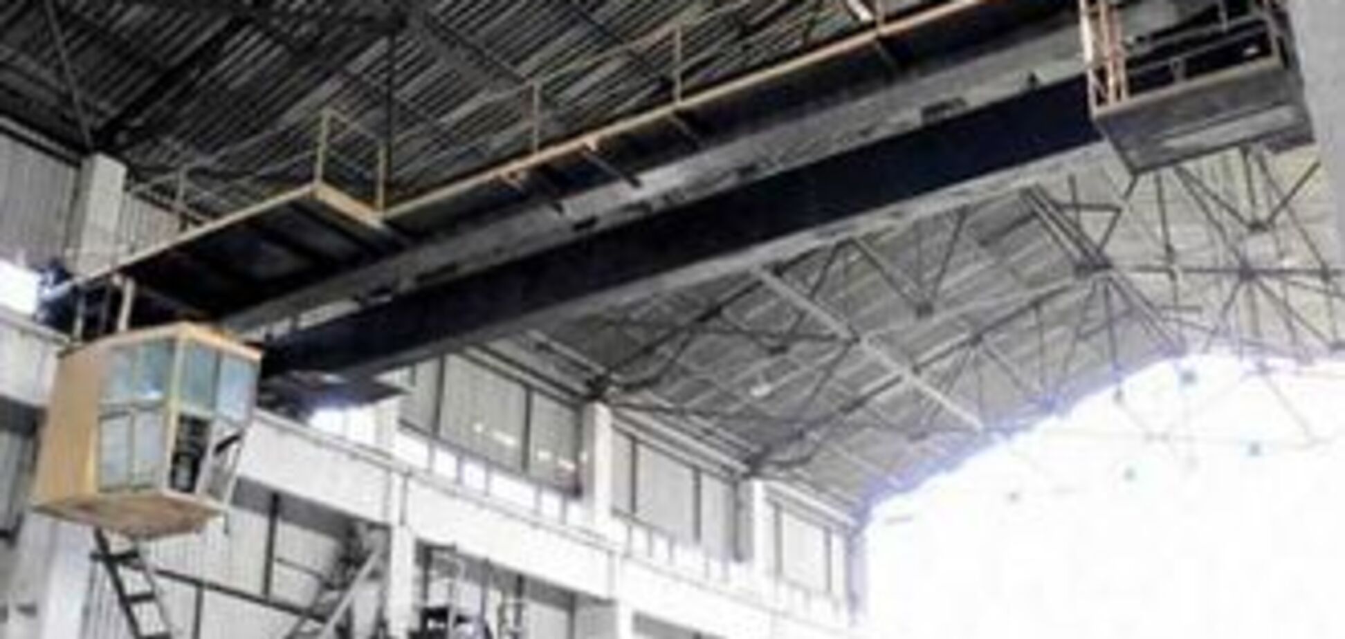 Работник трубного завода разбился, упав с крана