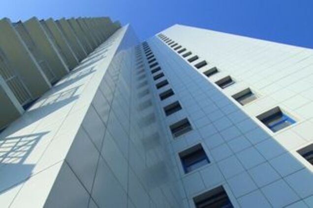 Малолетняя девочка выжила, упав с восьмого этажа