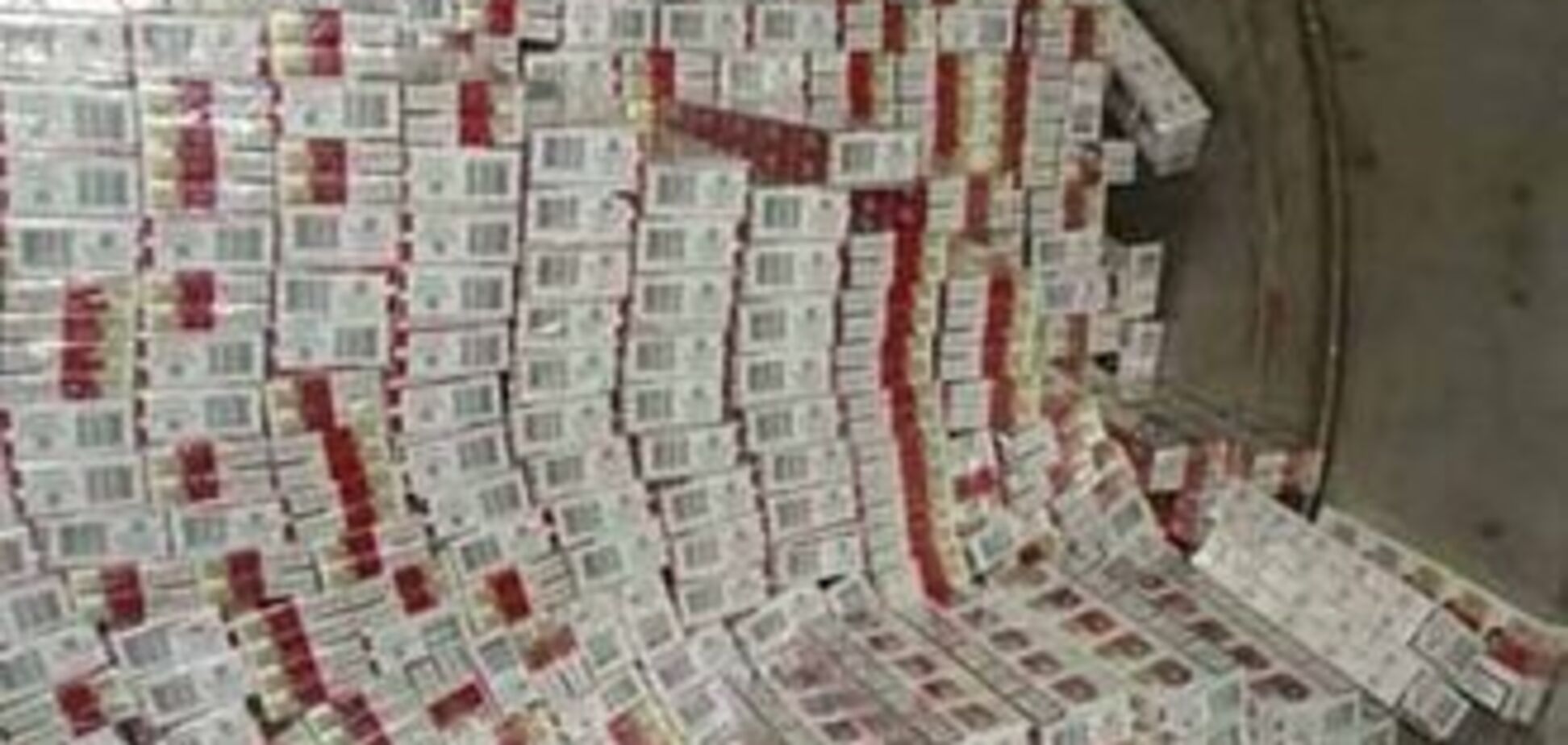 Митниця накрила 300 тисяч пачок контрабандних сигарет