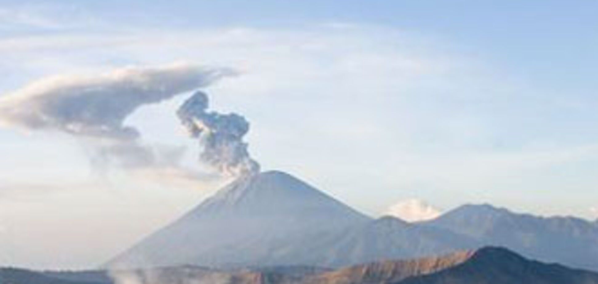 Из-за извержения вулкана эвакуировано 8 тыс. человек