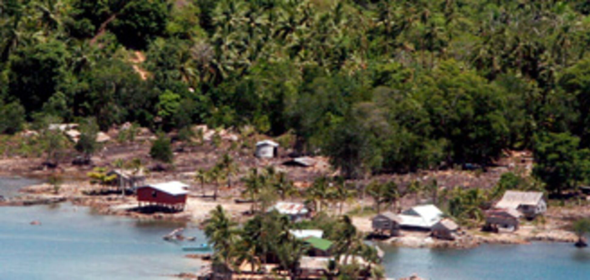 Тысяча человек осталась без крова из-за цунами