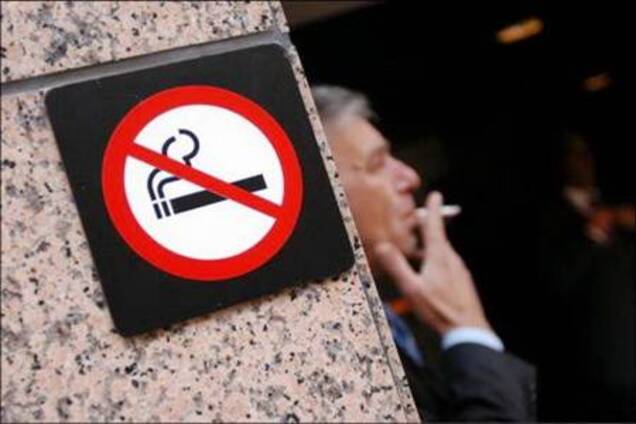 Европа выгоняет курильщиков из кафе и ресторанов