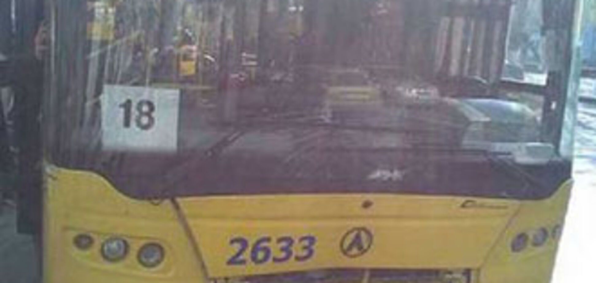 В Киеве автомобиль протаранил троллейбус с пассажирами