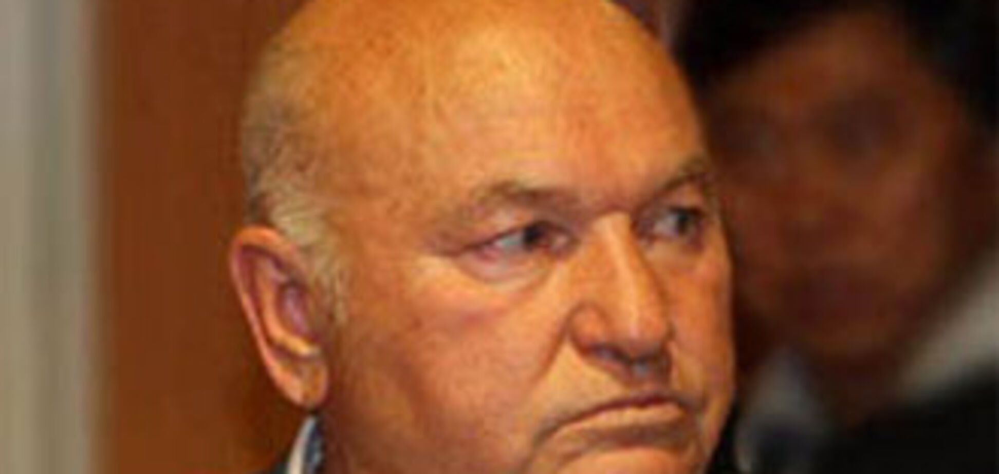 Лужков здав регалії під замок