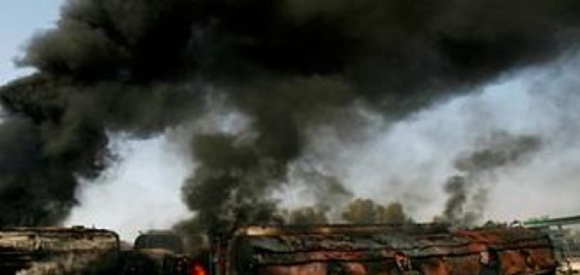 У Пакистані спалили десятки бензовозів НАТО