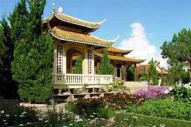 Поки В'єтнам ухоіт під воду, столиця святкує ювілей