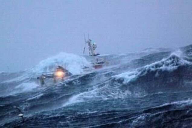Судно с 12 моряками на борту затонуло в Черном море
